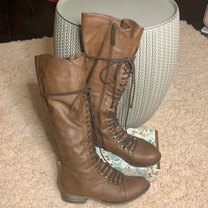 Women’s Lace-up Boots